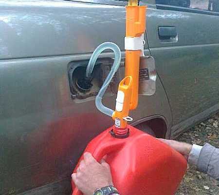 Проверка объема бензина при осмотре автомобиля