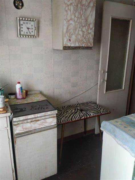 При выкупе муниципальной комнаты собственник обязан ориентироваться на два ключевых показателя: кадастровую стоимость и рыночную оценку. Кадастровая цена устанавливается Росреестром и используется как базовая величина при расчете выкупной суммы. В большинстве регионов именно она включается в постановления органов местного самоуправления и служит основанием для заключения договора купли-продажи.